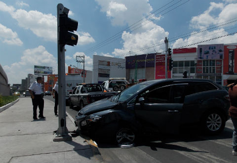 Se impacta contra poste