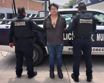 Detienen al "Batman" en Pedro Escobedo; lo acusan de delitos contra la salud y daños dolosos