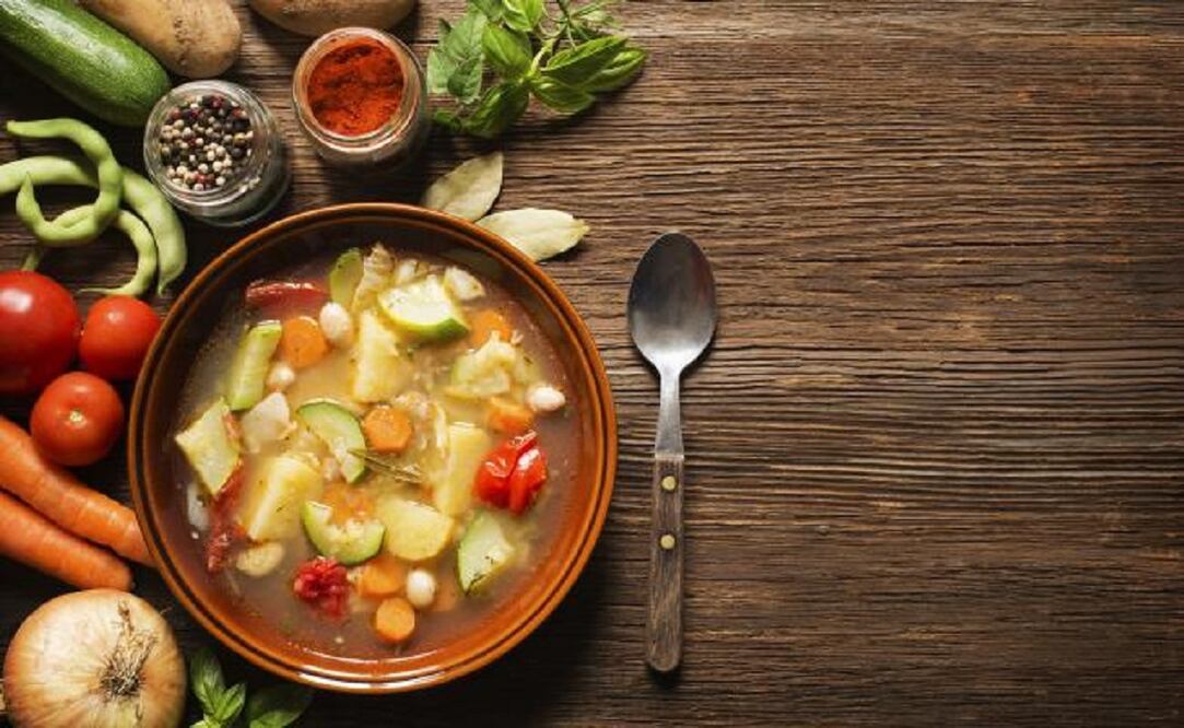 Hazle a tu familia una nutritiva sopa de verduras (foto: istock)