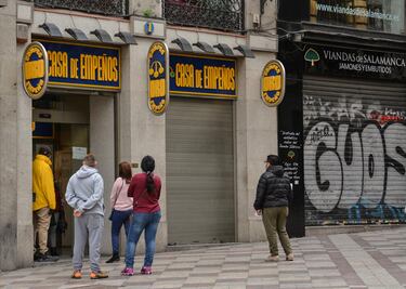Tras confinamiento, españoles abarrotan casas de empeño