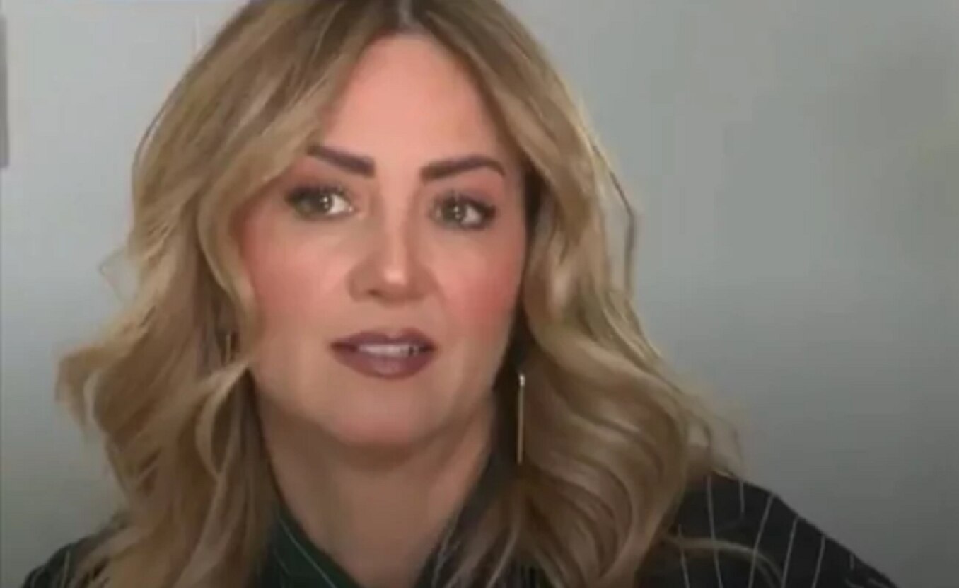 Andrea Legarreta llora al recordar su infancia