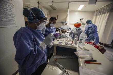 Sin tregua. En Hospital Covid se da una batalla por salvar vidas