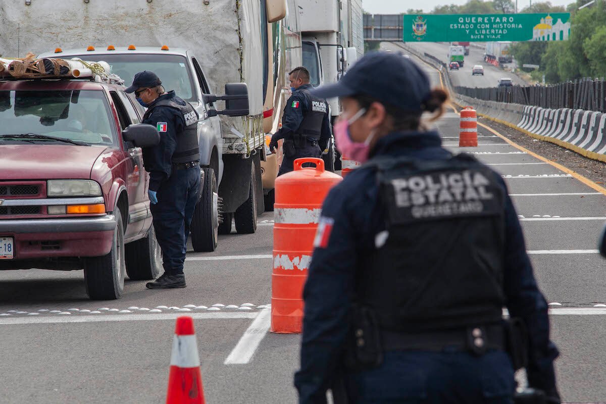 Detienen a 2 con drogas; intentan dar soborno