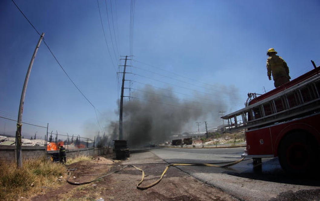 Elementos del cuerpo de bomberos de los municipios de El Marqués, Tequisquiapan y Protección Civil ayudaron a controlar el fuego. (LUIS SÁNCHEZ. EL UNIVERSAL)