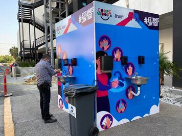 Combaten virus en plazas comerciales