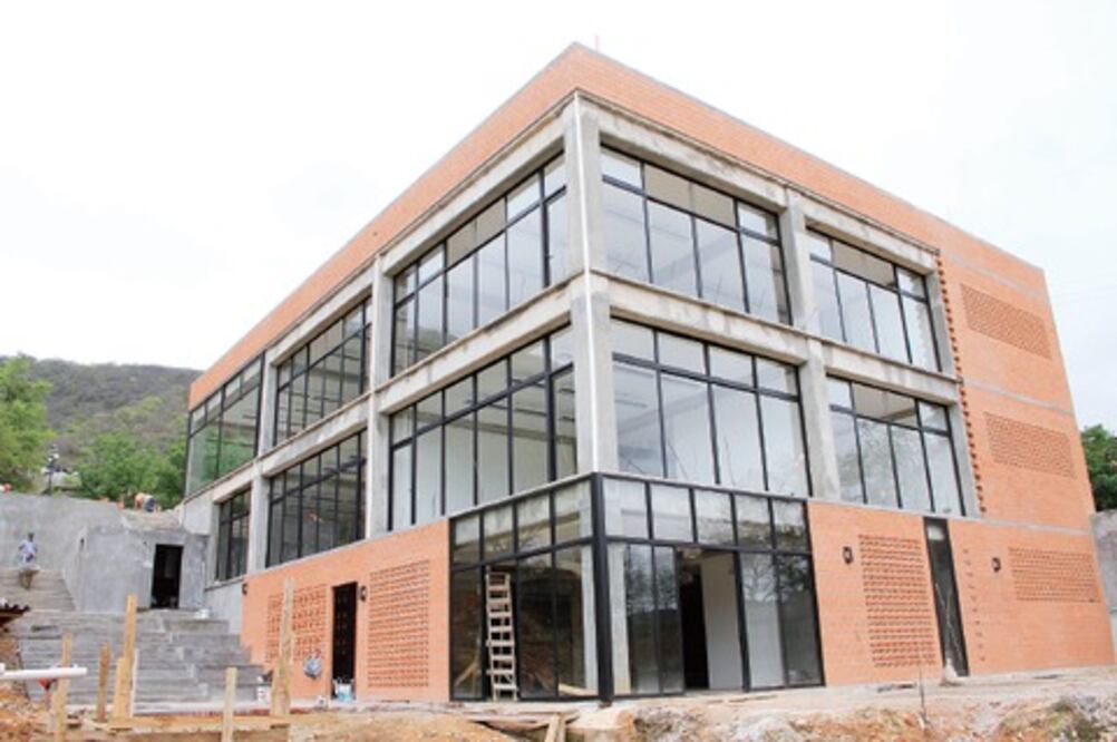 Construyen edificio universitario