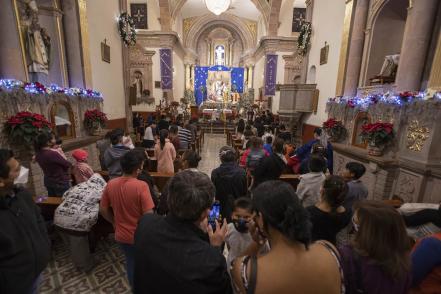 Pese al Covid-19, Querétaro celebra las tradicionales posadas en La Cruz 