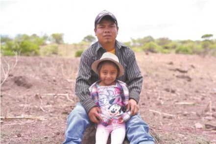 Muere su esposa y su vida da un giro: deja trabajo para cuidar a su hija