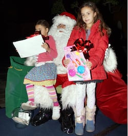 Niños encienden árbol de navidad  