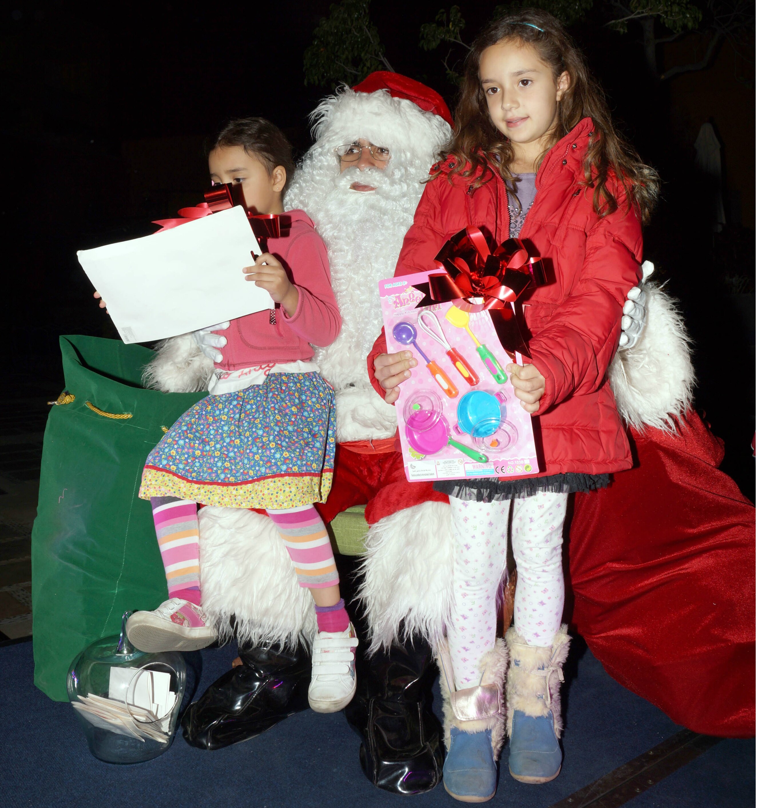 Niños encienden árbol de navidad