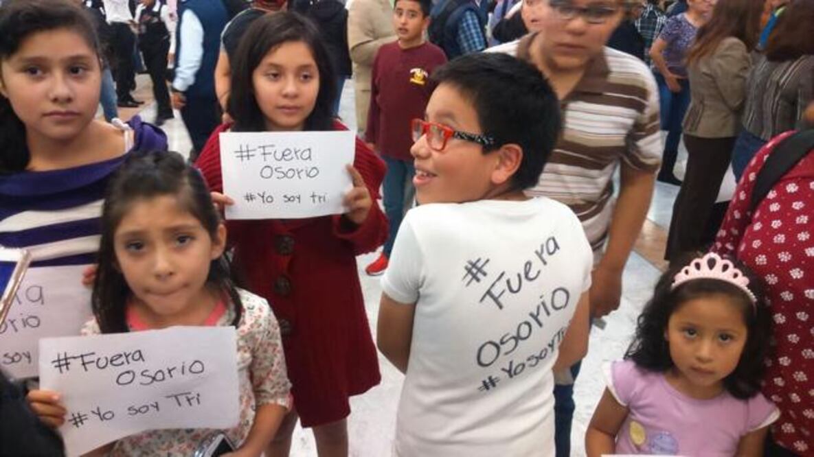 Pequeños aficionados muestran playeras con consignas (CHRISTIAN MENDOZA. EL UNIVERSAL)