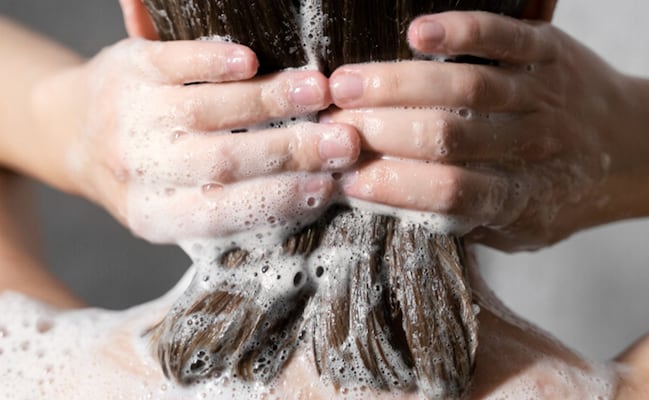 Qué pasa si lavas tu cabello con agua muy caliente