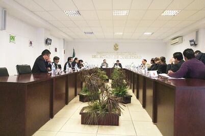 Renuncian 100 aspirantes  a puesto de elección popular