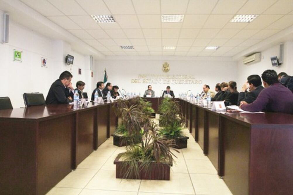 Renuncian 100 aspirantes  a puesto de elección popular