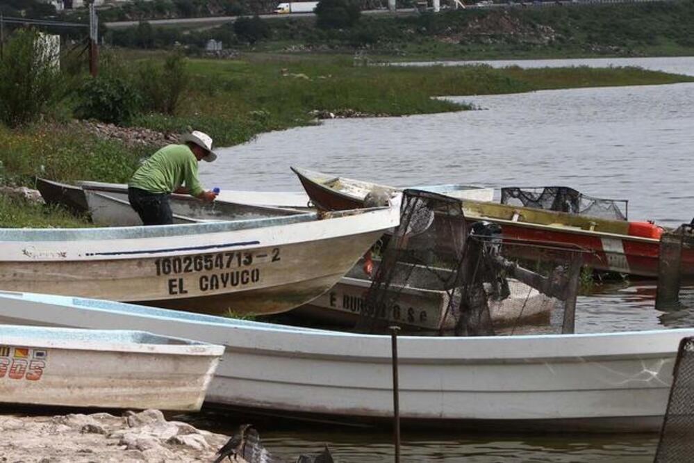 En El Acapulquito decomisan más de 100 redes que no cumplían con la norma, así como una embarcación; aseguran otra en Tzibanza (ARCHIVO EL UNIVERSAL)
