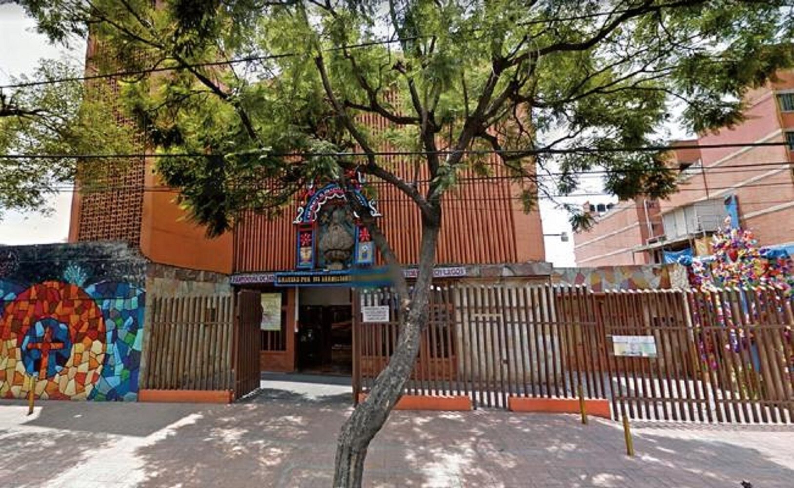 Cura la condujo con engaños a una oficina para violarla, relató la víctima