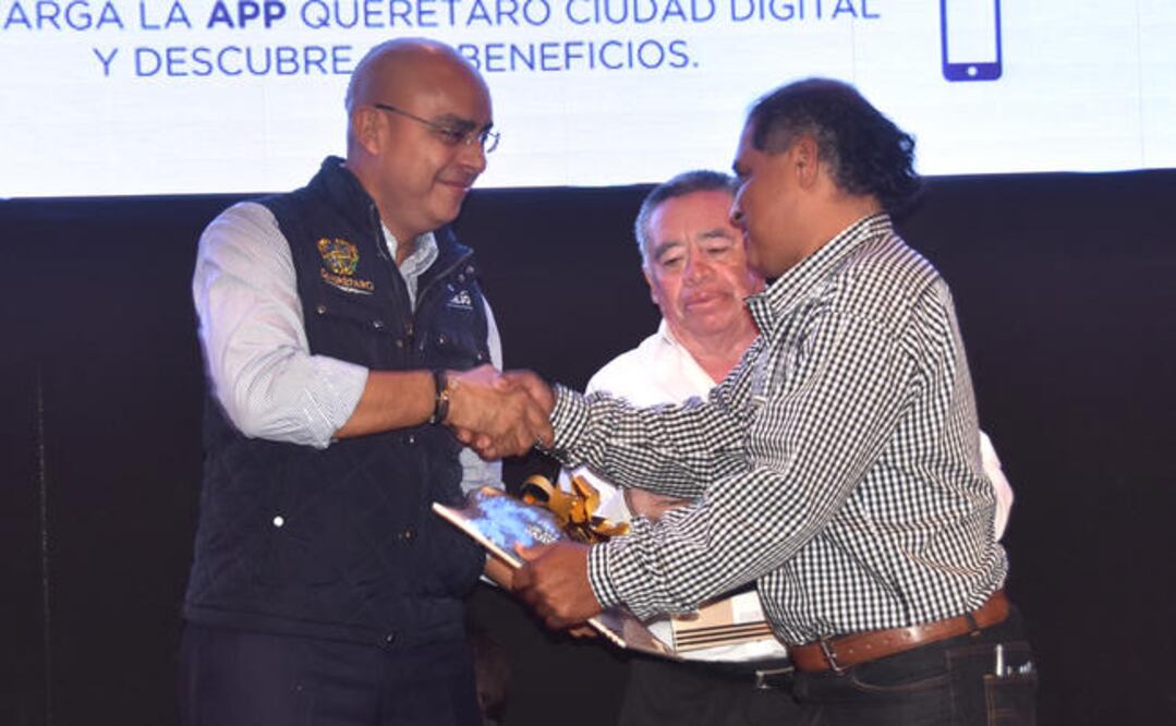 Entrega kits. El alcalde entregó a vendedores de periódico kits que incluye gorra, impermeable y casaca. (ESPECIAL)