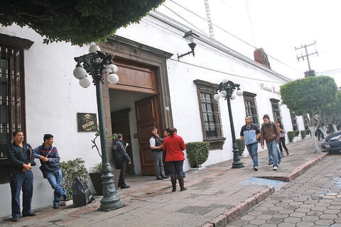 Embargan bienes y cuentas de SJR