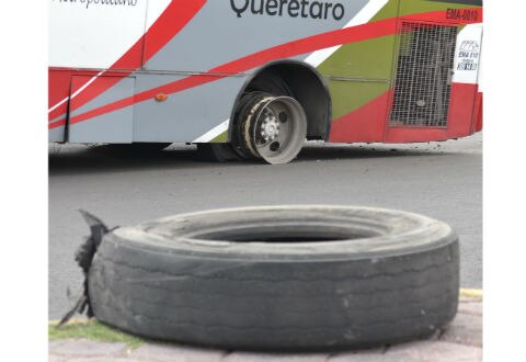 Autobús de pasajeros queda sin llantas