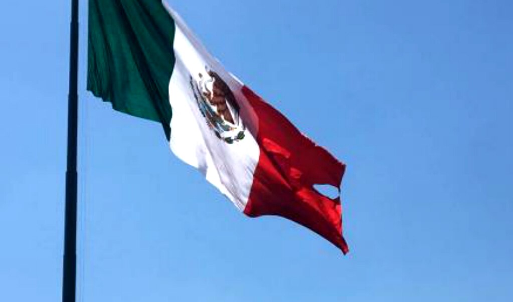 Se rasga Bandera durante ceremonia