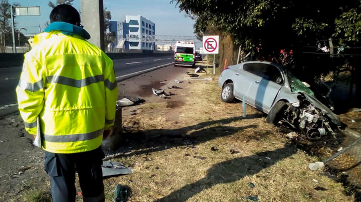 Un automóvil volcó en la llamada “curva maldita”, dejando a una persona fallecida; otro accidente sumó dos muertos en la carretera a Coroneo (OBTURE PRESS)