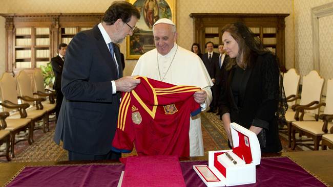 España regala playera al papa Francisco