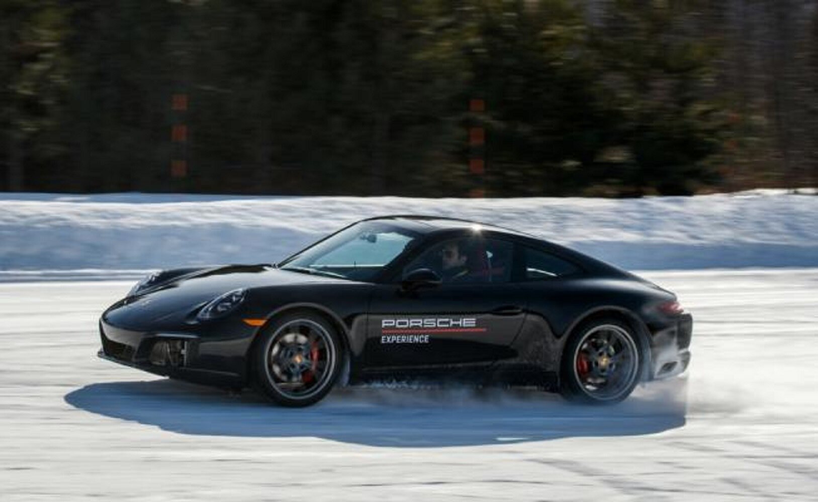 Al volante de un Porsche sobre la nieve de Canadá