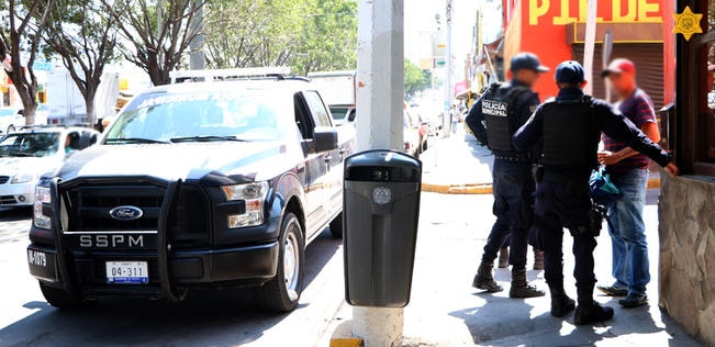Los elementos policiales inspeccionaron 406 autos particulares, 186 unidades del servicio público y 96 motos. (ESPECIAL)