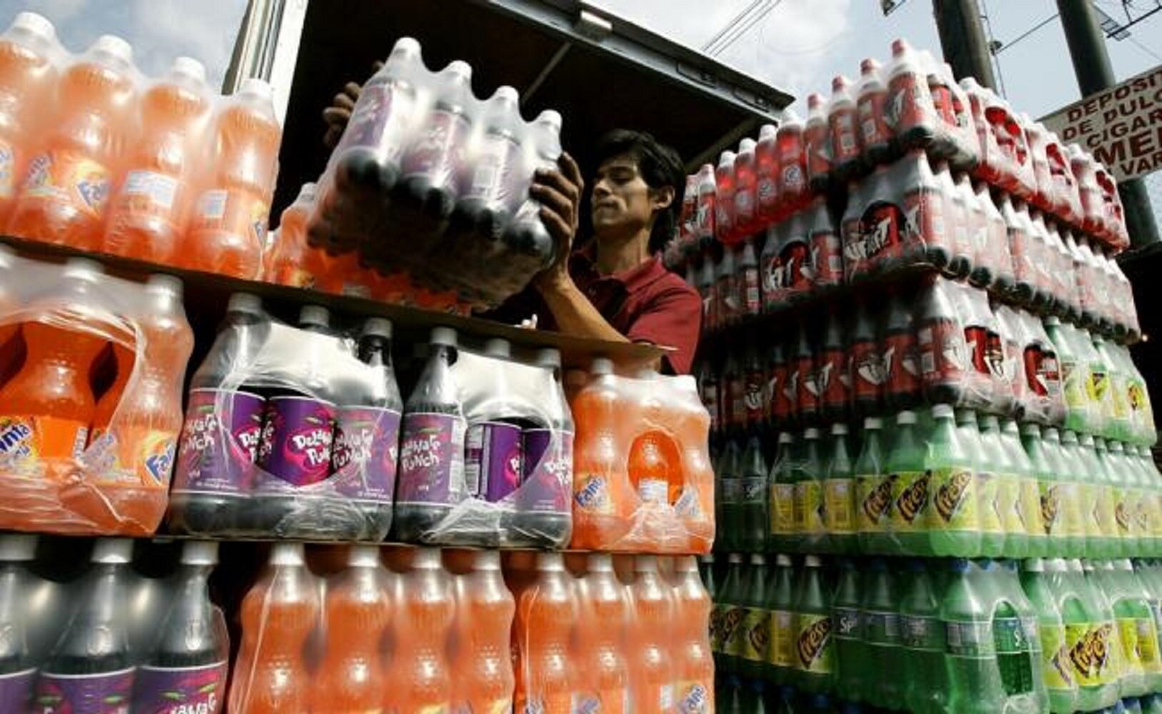 Bebidas gaseosas azucaradas aumentan riesgo de cáncer: expertos