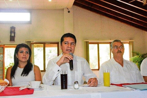 Renuncia secretario particular de Tequis