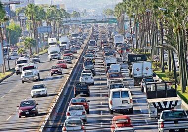     Tránsito supera a vialidades 