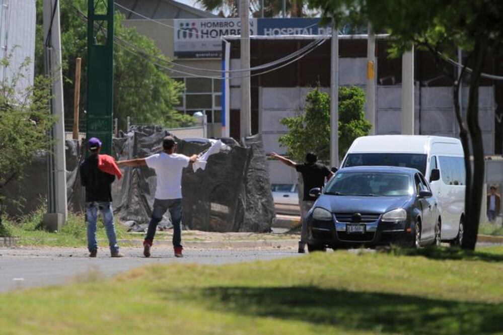 El estacionamiento oficial del estadio se llena de vehículos los días de partido, razón por la que los franeleros ofrecen un lugar a los automovilistas, donde puedan estacionarse, en los terrenos baldíos aledaños (FOTOS: CÉSAR GÓMEZ. EL UNIVERSAL)
