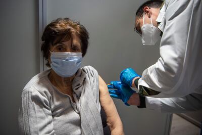 Hoy comienza la vacunación de adultos mayores de 60 años en Querétaro