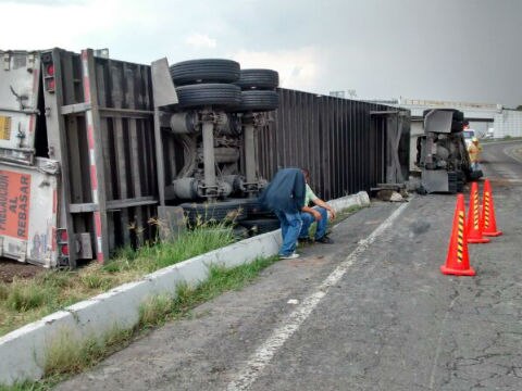 Vuela tráiler en la salida a Bernal y la Federal 57