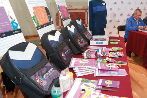 Reparten útiles en escuelas públicas