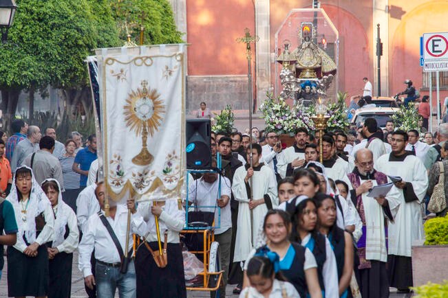 Feligreses piden por el Coronavirus, en Querétaro 