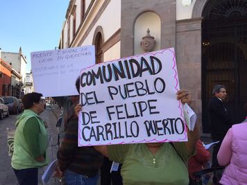 Protestan contra reformas y gasolinazo en el Teatro de la República