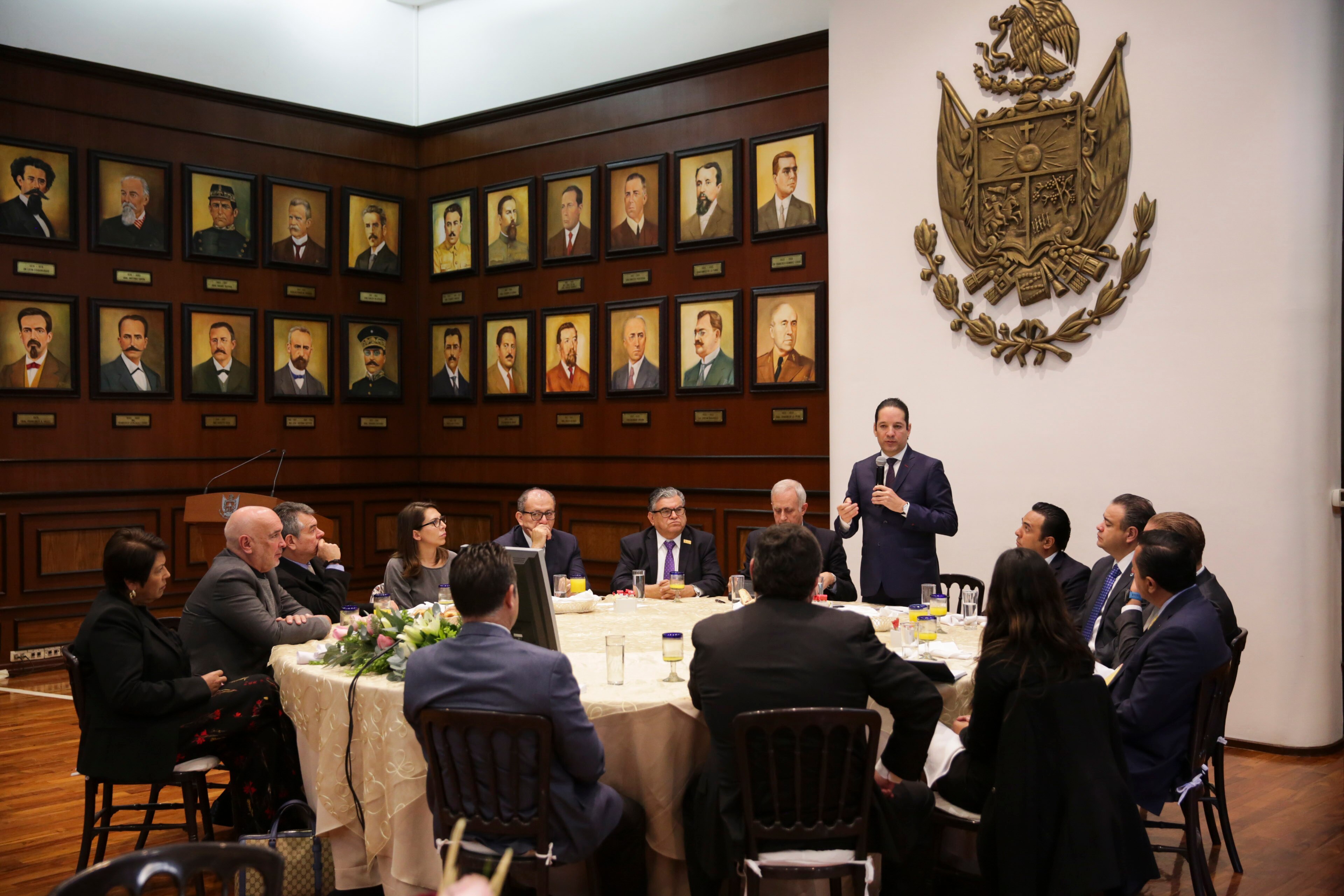 Gobernador alienta a empresarios a seguir trabajando