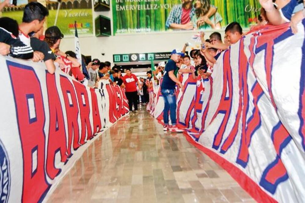 La afición le hizo pasillo al campeón Guadalajara, a su llegada al AICM (TWITTER)