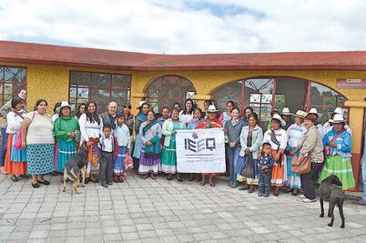 Se acerca IEEQ a mujeres otomíes