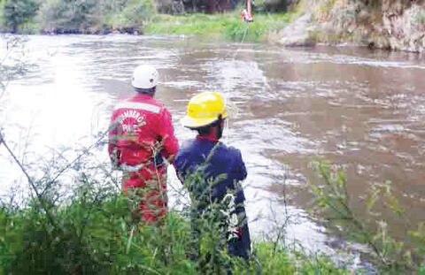 Rescatan a 2 personas varadas en río San Juan