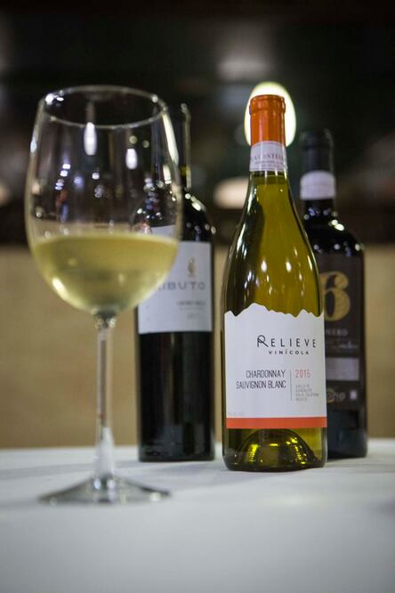 inicio, se ofreció a los invitados el vino Relieve, elaborado con sauvignon blanco y chardonnay. (FOTOS: DEMIAN CHÁVEZ. EL UNIVERSAL)