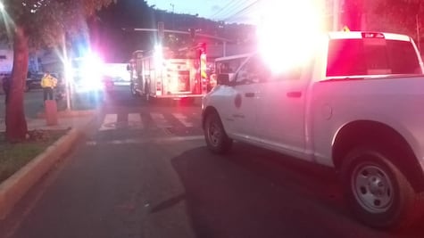 Unidad Qrobús se queda sin frenos, choca contra vehículos y se estampa en una vivienda