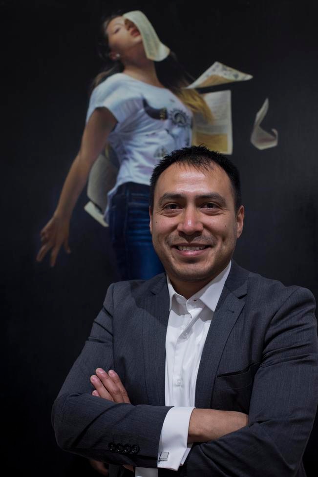 Olvera, quien es egresado y docente de la UAQ, presenta su obra más reciente en el recinto. (FOTOS: DEMIAN CHÁVEZ. EL UNIVERSAL)