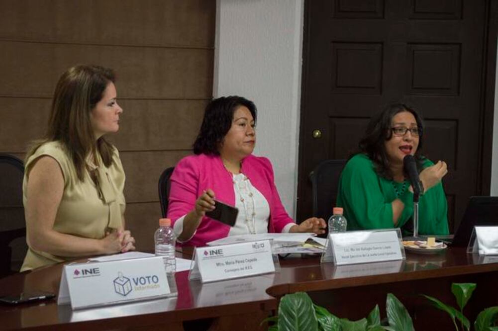 Se les explica a los funcionarios de casilla cómo deben contabilizar o separar cada uno de los votos emitidos, sobre todo porque hay coaliciones que pueden variar a nivel nacional y en lo local, dijo la vocal del INE. Foto: ARCHIVO EL UNIVERSAL