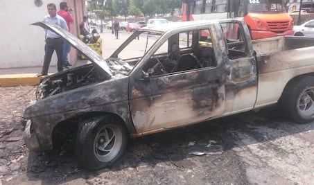 Arde camioneta en Av. Universidad