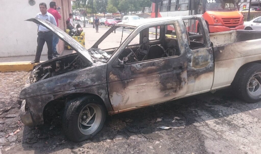 Arde camioneta en Av. Universidad
