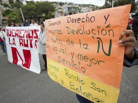 Bloquean avenida por desaparición de rutas