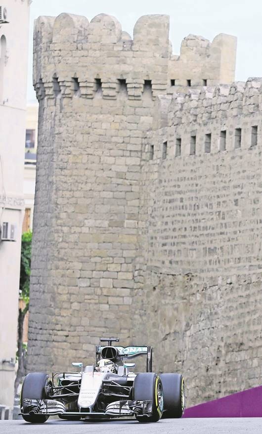 Hamilton domina Azerbaiyán