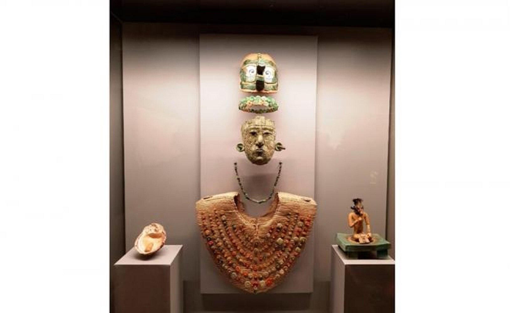 La exposición contará con la máscara funeraria de malaquita de la Reina Roja. Foto: Abril Buendía, INAH